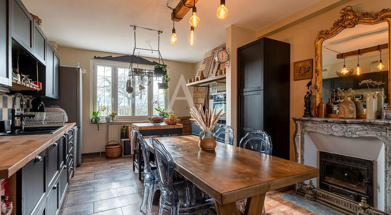 Maison - 334 m² - 12 pièces