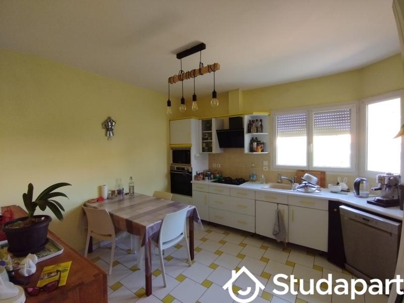 Chambre - 140 m² - 1 pièce