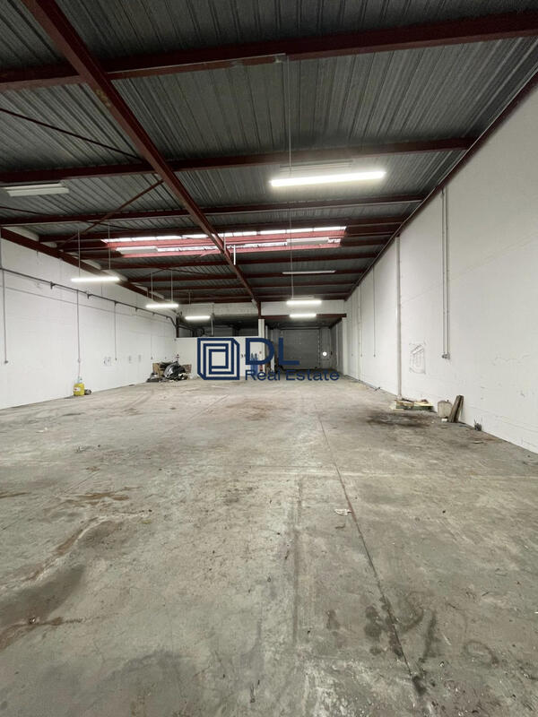 Entrepôt - 592 m²