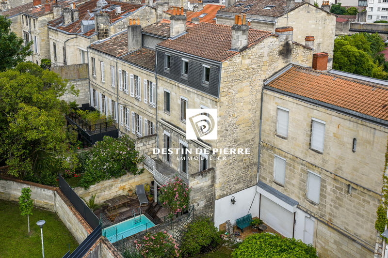 Maison - 240 m² - 8 pièces