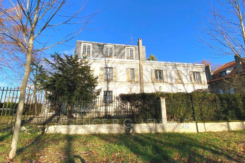 Maison - 250 m² - 12 pièces