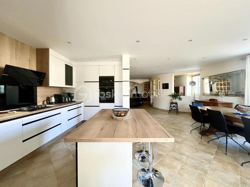 Maison - 201 m² - 7 pièces