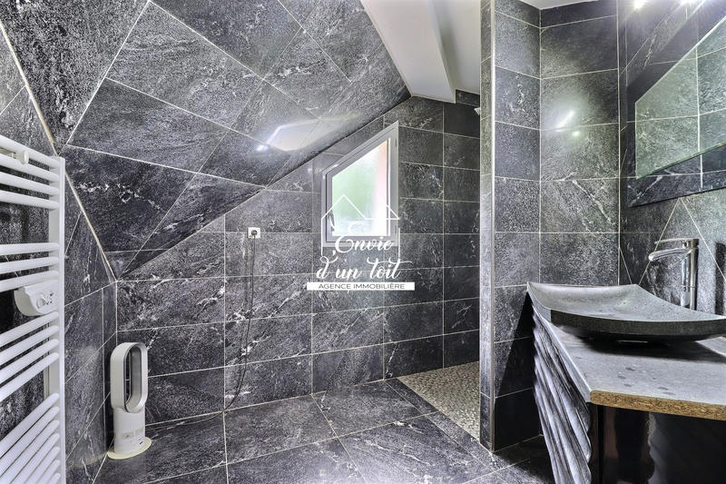 Maison contemporaine - 218 m² - 6 pièces