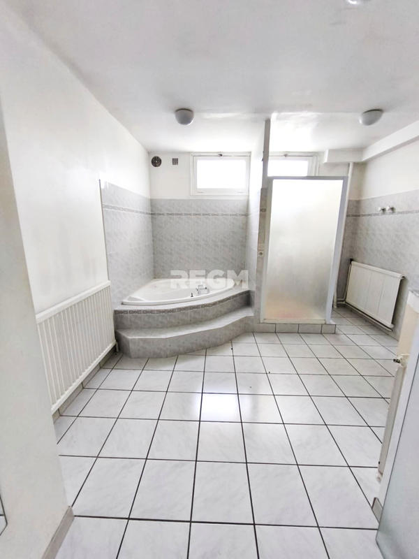 Maison - 200 m² - 7 pièces