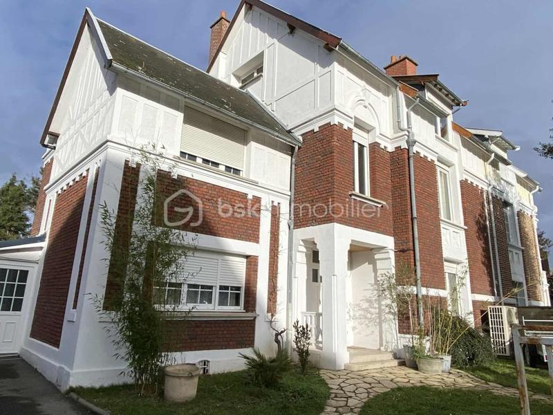 Maison - 240 m² - 8 pièces