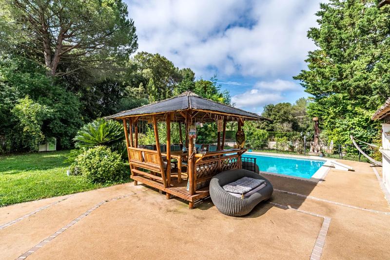 Maison - 358 m² - 10 pièces