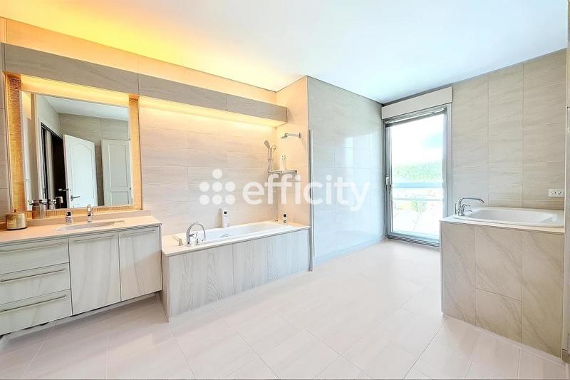 Appartement - 166 m² - 5 pièces