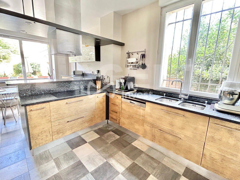 Maison - 240 m² - 8 pièces