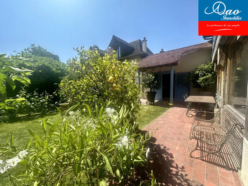 Maison - 250 m² - 6 pièces