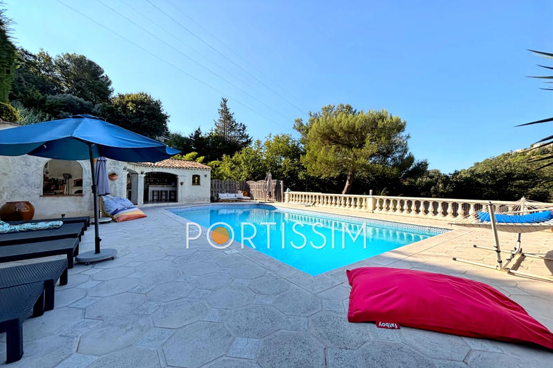 Maison - 275 m² - 8 pièces