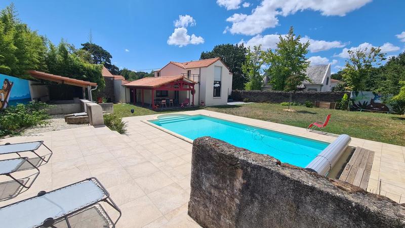 Maison - 252 m² - 9 pièces