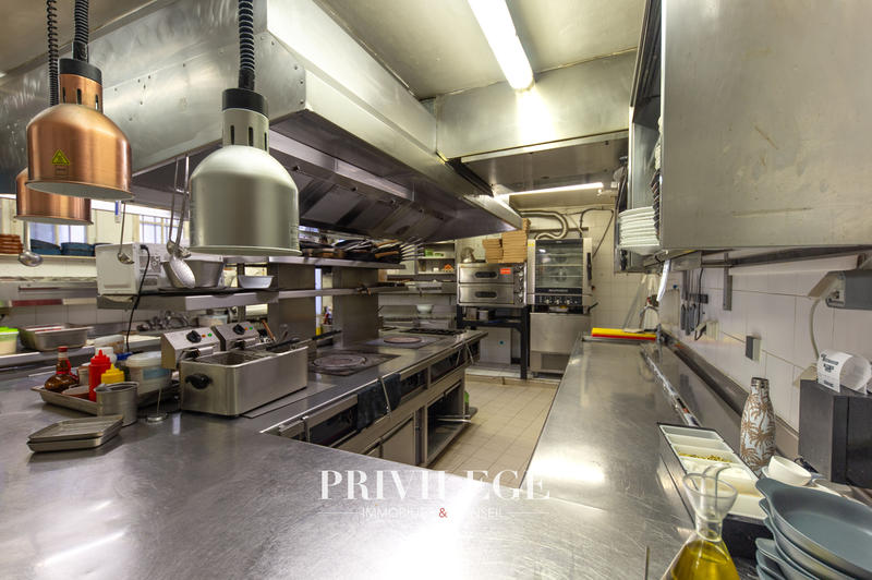 Fonds de commerce - Magasins - 220 m²