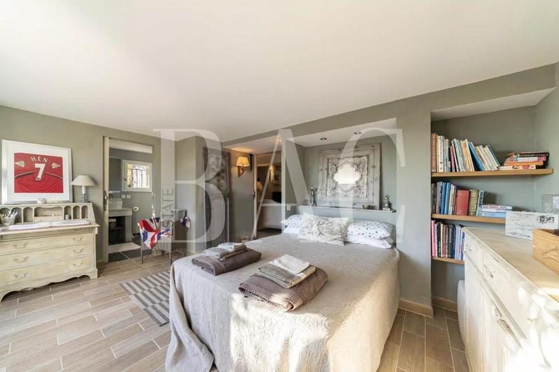 Villa - 250 m² - 6 pièces