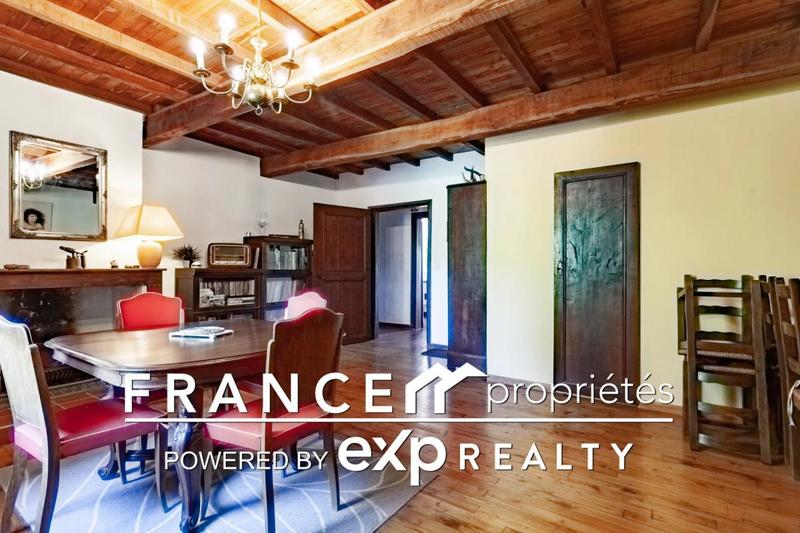 Maison - 223 m² - 7 pièces