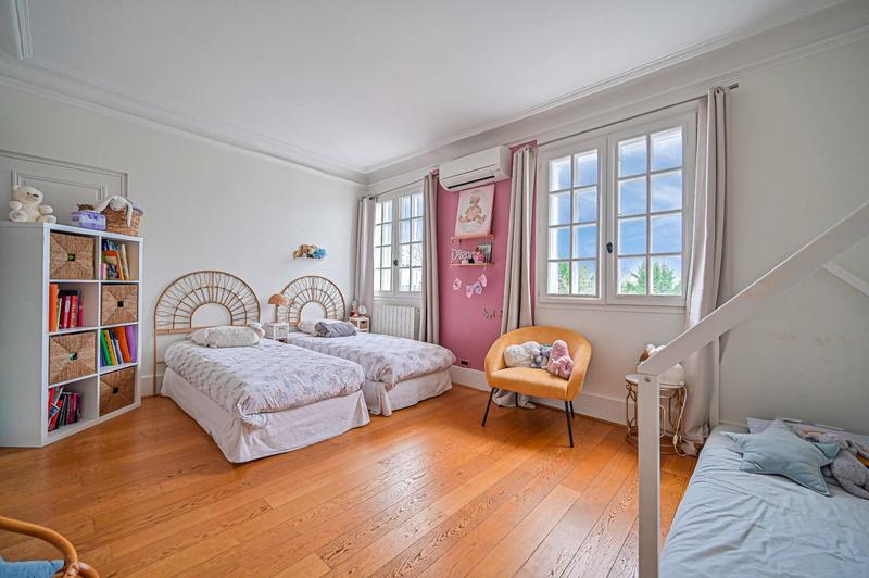 Maison - 418 m² - 9 pièces