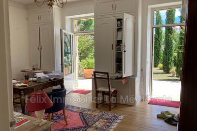 Maison - 240 m² - 6 pièces