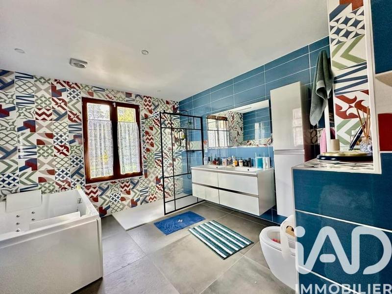 Maison - 250 m² - 8 pièces