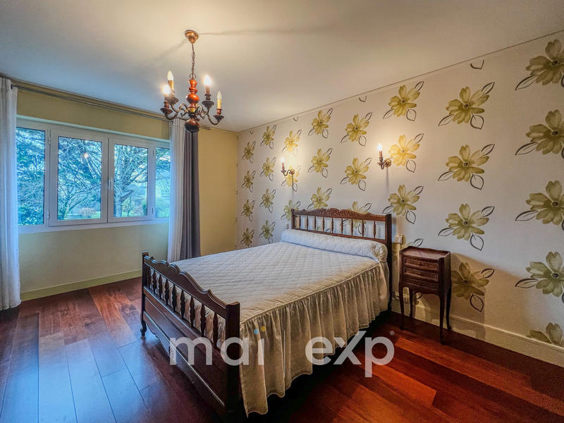 Maison traditionnelle - 230 m² - 6 pièces