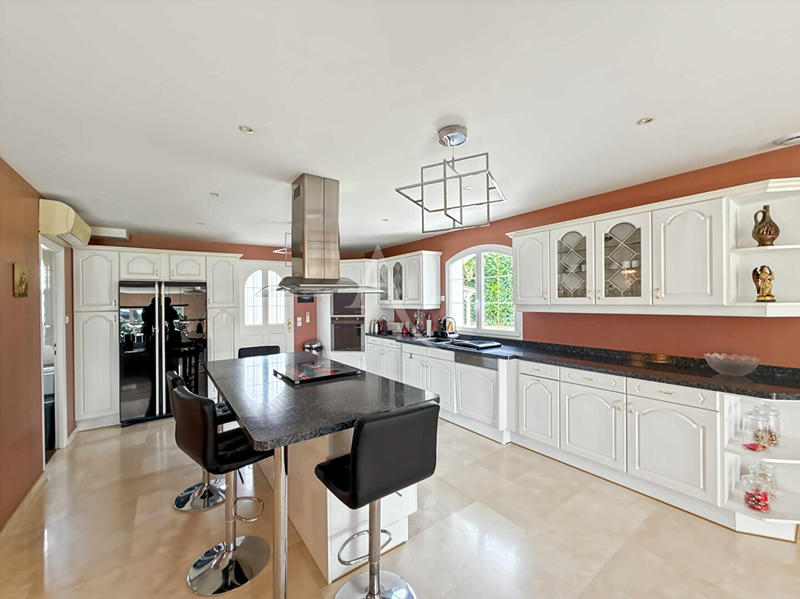 Maison - 328 m² - 8 pièces