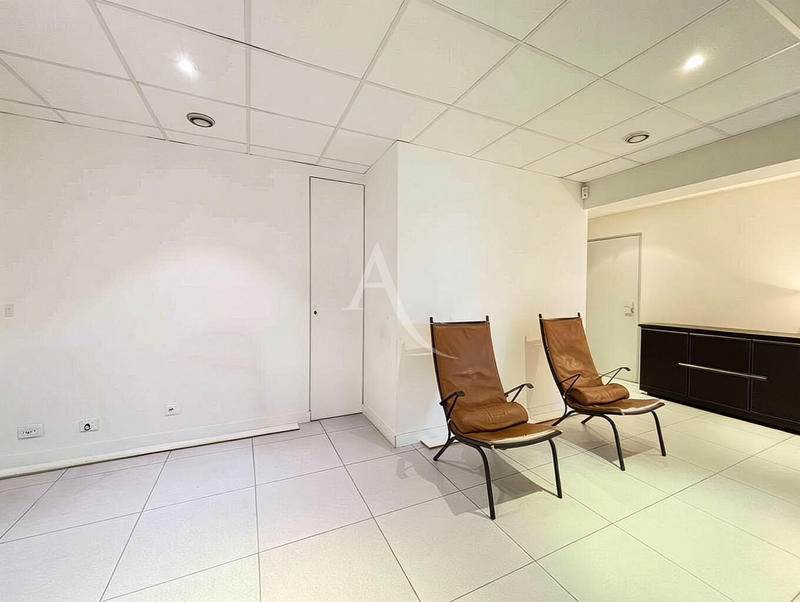 Local d'activité / Entrepôt - 81 m² - 5 pièces