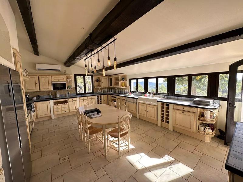 Maison - 221 m² - 6 pièces