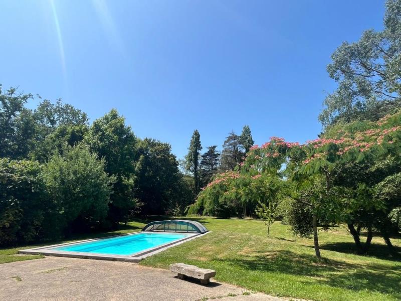 Propriété - 227 m² - 6 pièces