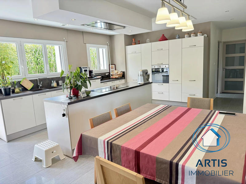 Maison - 230 m² - 6 pièces