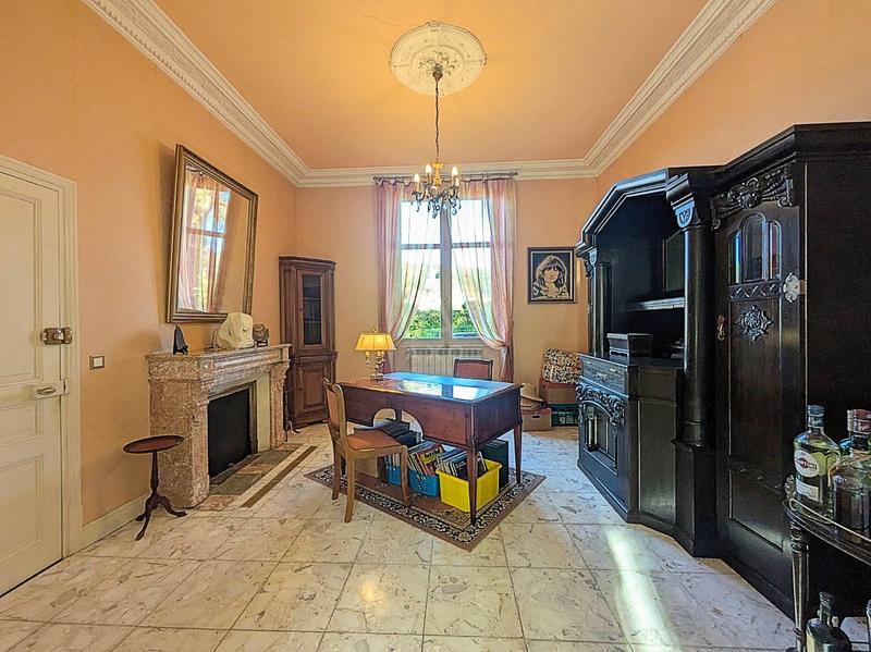 Maison - 284 m² - 13 pièces