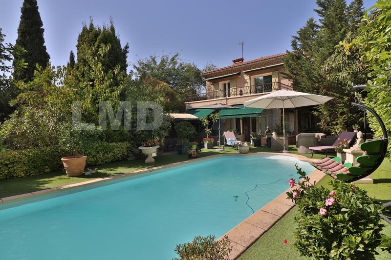 Maison traditionnelle - 205 m² - 6 pièces