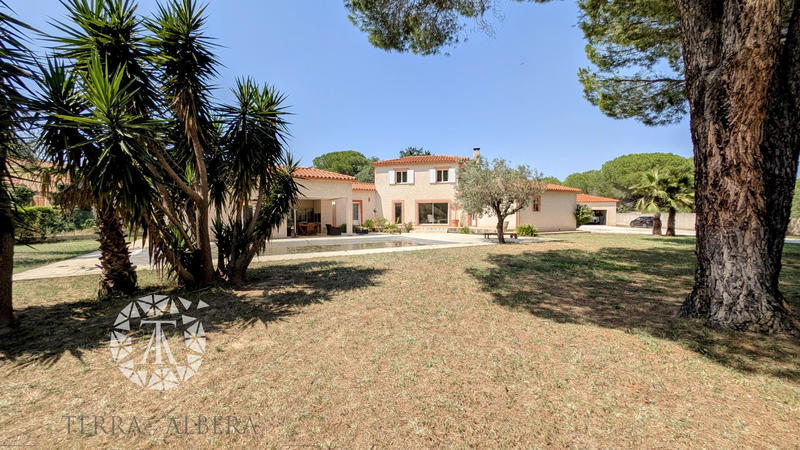 Villa - 254 m² - 8 pièces