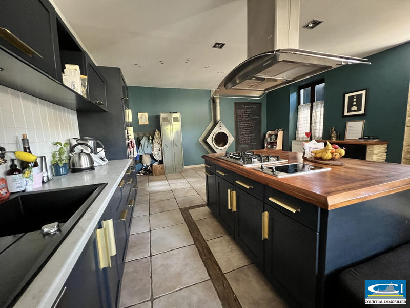 Maison - 202 m² - 7 pièces