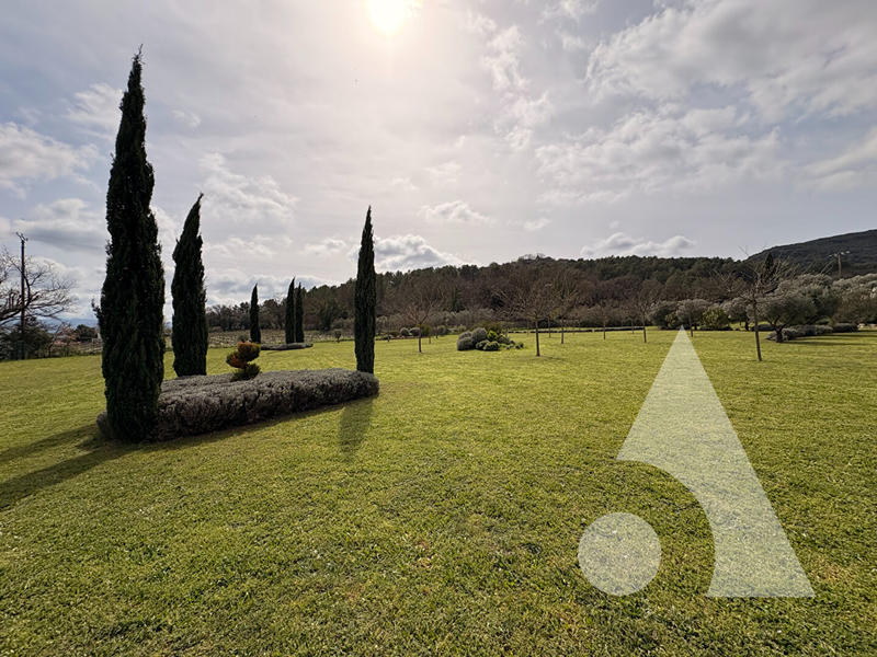 Maison - 250 m² - 7 pièces