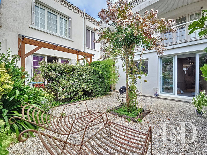 Maison - 230 m² - 8 pièces