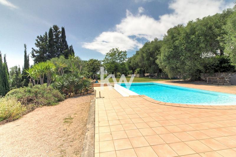 Maison - 225 m² - 8 pièces