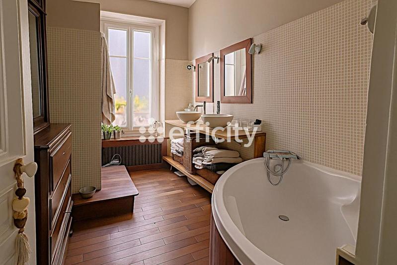 Maison - 304 m² - 9 pièces