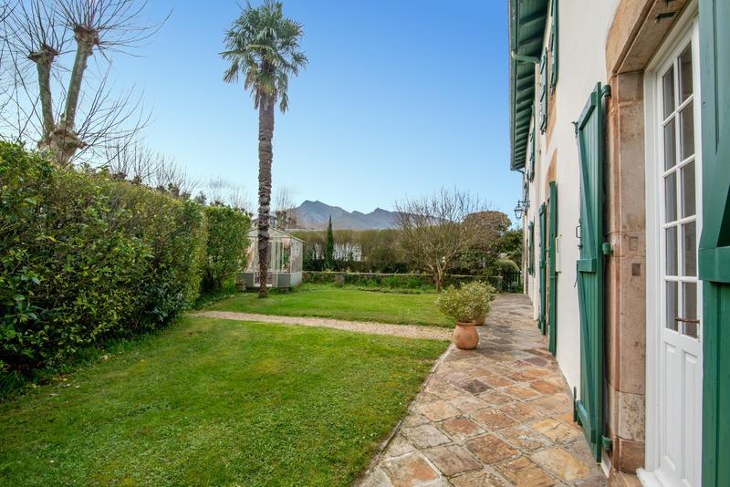 Maison - 650 m² - 14 pièces