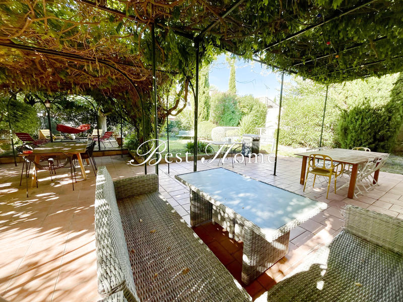 Maison - 230 m² - 9 pièces