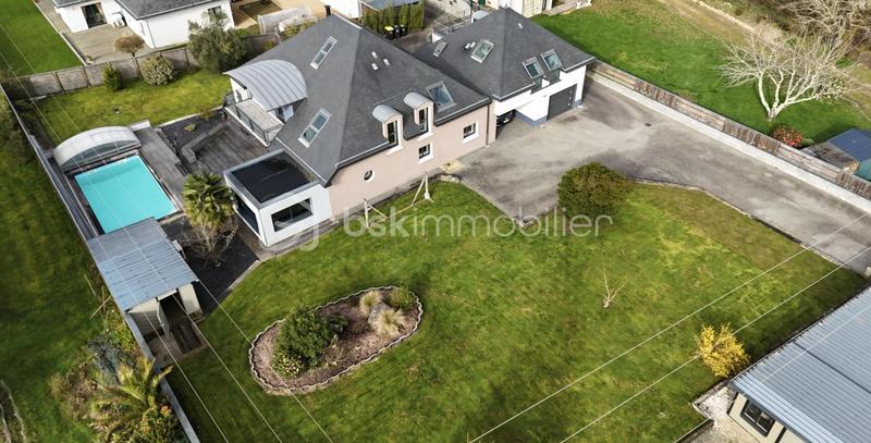 Maison - 270 m² - 10 pièces