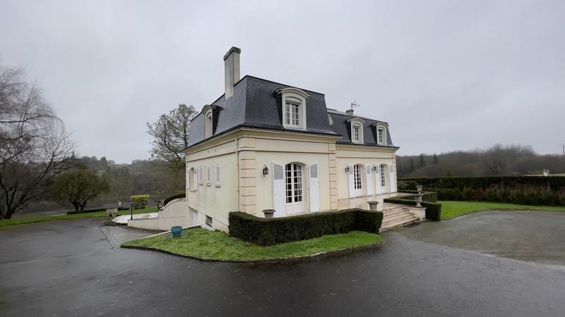 Maison - 210 m² - 8 pièces