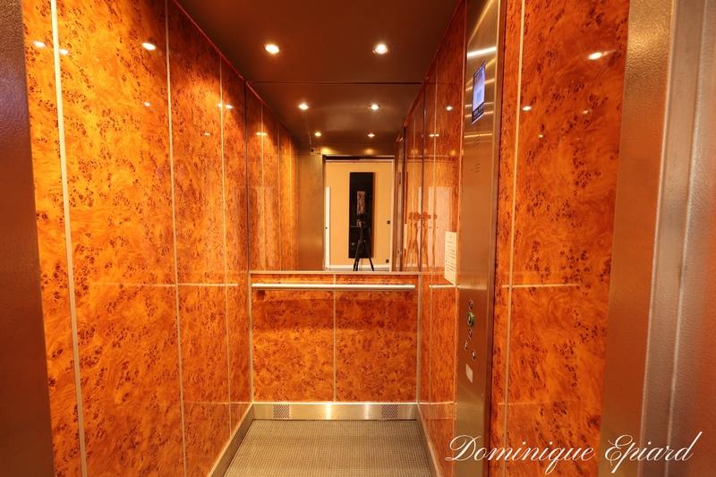 Bureau - 2 111 m² - 64 pièces