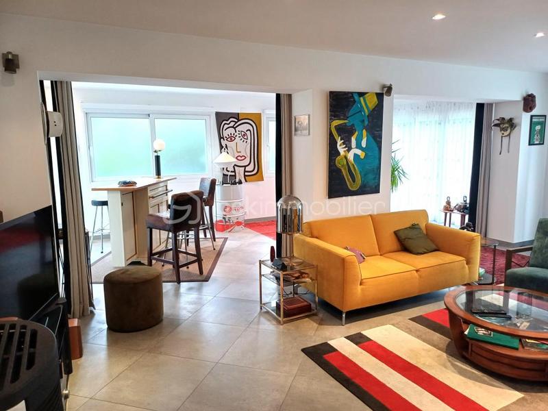 Maison - 243 m² - 8 pièces