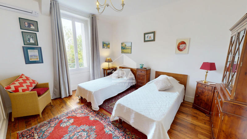 Demeure - 228 m² - 9 pièces