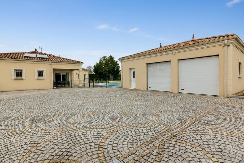 Maison - 235 m² - 7 pièces