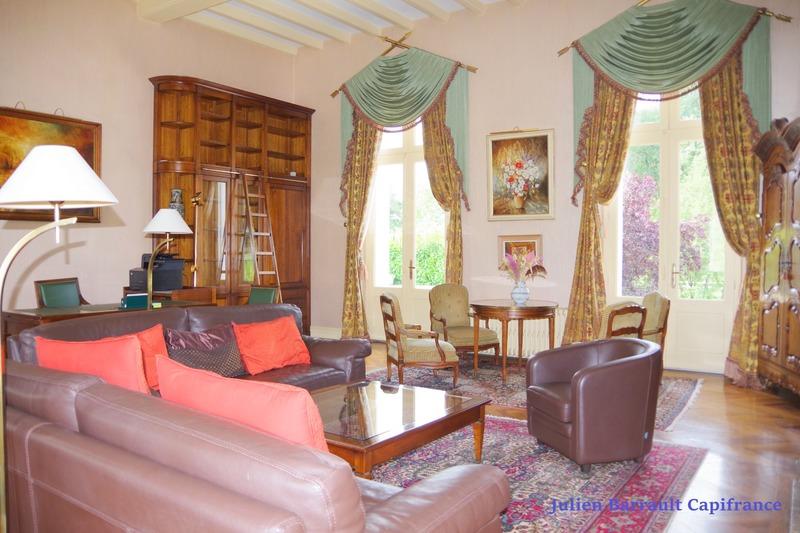 Château - 1 098 m² - 22 pièces