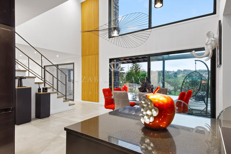 Propriété - 310 m² - 10 pièces