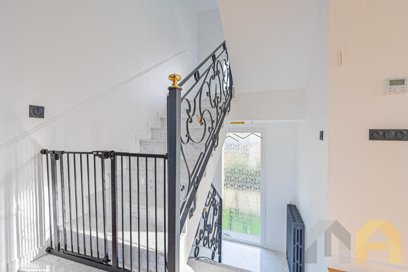 Maison - 280 m² - 8 pièces