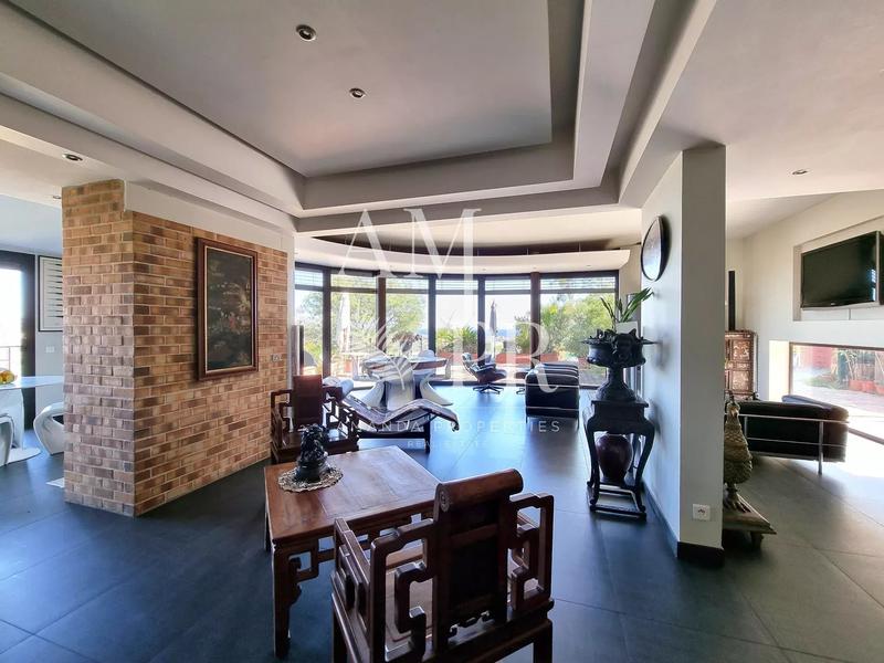 Villa - 301 m² - 8 pièces