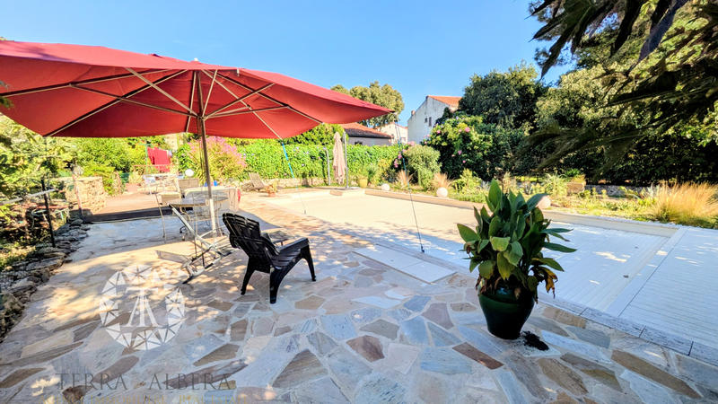 Propriété - 330 m² - 6 pièces