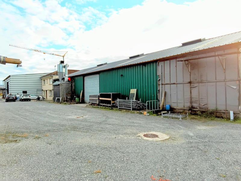 Local commercial - 2 200 m² - 3 pièces