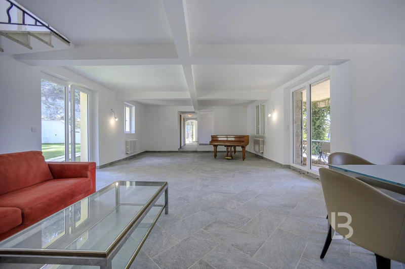 Maison - 225 m² - 7 pièces